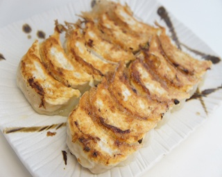 ミシュラン掲載餃子店の姉妹店「餃子王」が道頓堀で人気！ おすすめメニューを聞いてみた。