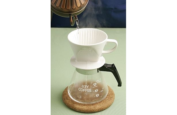 【2】サーバーにのせたドリッパーに沸騰した湯をたっぷり回しかけて器具やカップを温める
