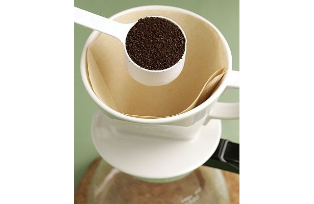 【3】器具を温めた湯を捨て、紙フィルターをドリッパーにセットし、コーヒー粉を入れる