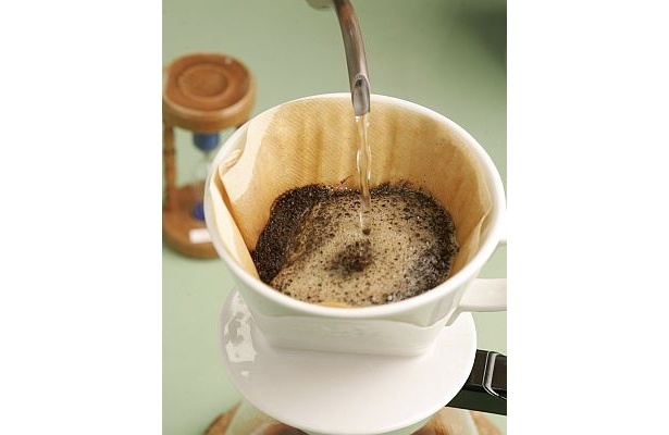 【6】2回目からは粉の中央に湯を注ぎながら、やかんを軽く上下して細かい泡を出す