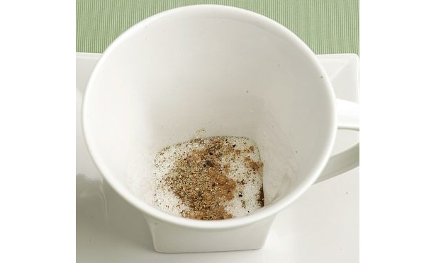 スパイシーカフェオレの作り方【1】カップにスパイスと砂糖を入れる。コーヒーは抽出しておく