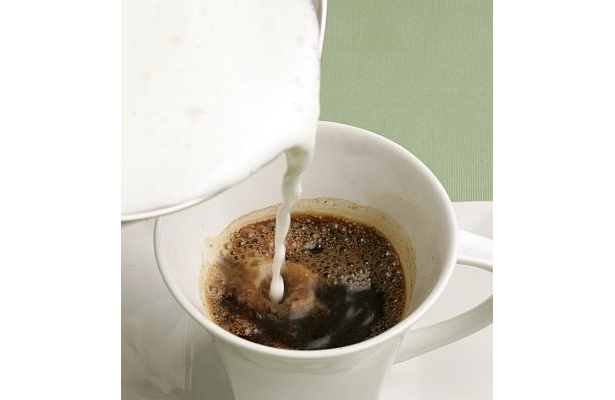 【3】【1】にコーヒーを半量注いで混ぜ、温めた牛乳を勢いよく注ぐ