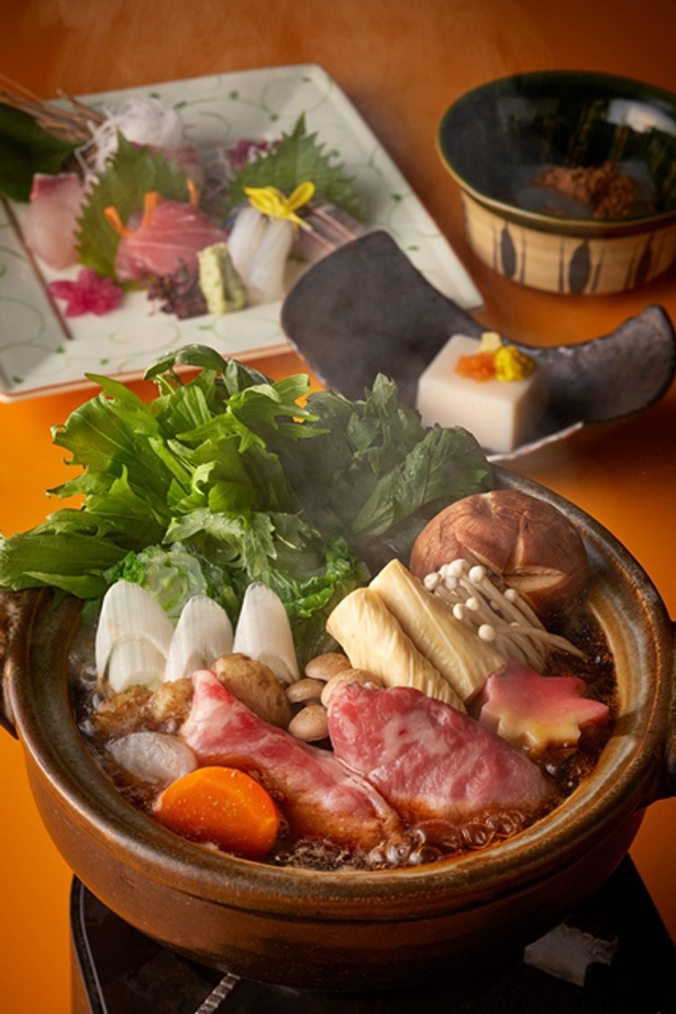 【写真を見る】日本料理 千羽鶴(14階)で提供される「選べる小鍋セット」(6480円)。写真は宮崎牛のすき煮鍋
