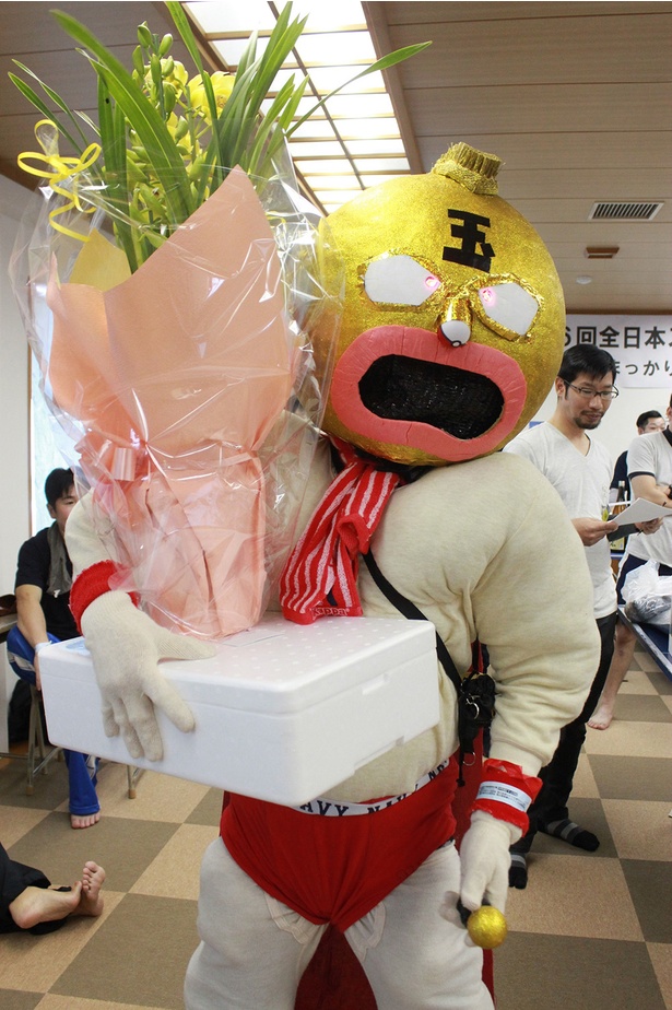 思い思いの格好で戦う参加者に、見ているだけでも盛り上がります