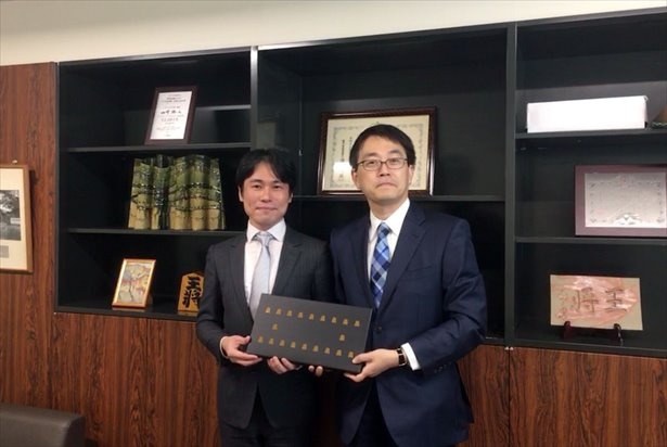 2018年1月15日将棋会館にて羽生善治竜王に直接 「将棋デ ショ コラ 限定版全駒セット」を渡している様子