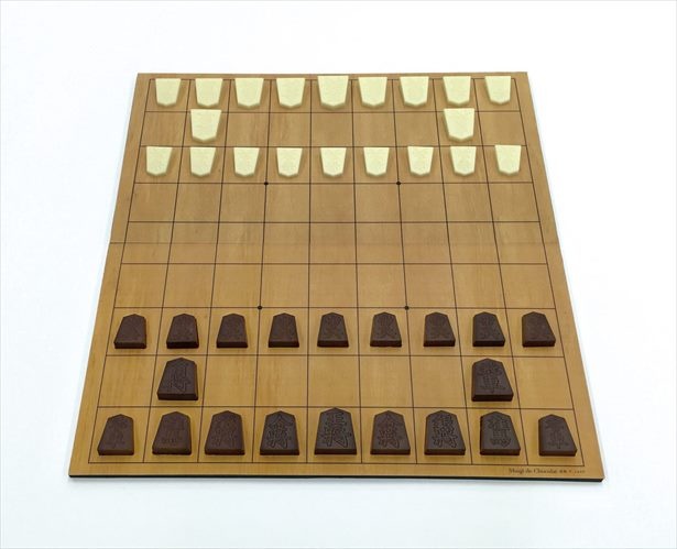 「限定版全駒セット」には、付録で将棋盤も同梱