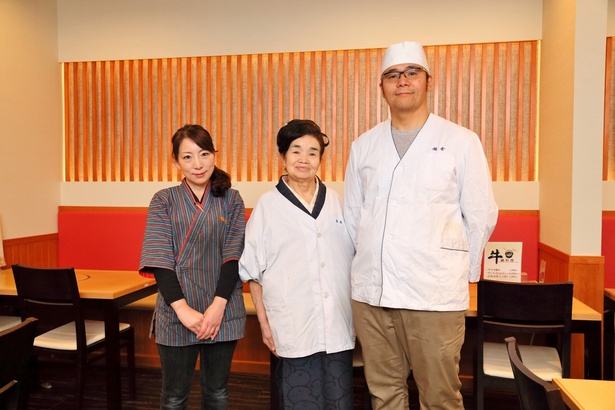 右から3代目店主の金裕喜さん、女将の京子さん、夫人の昌世さん。ちなみにここが2年前に新設されたというテーブル席だ