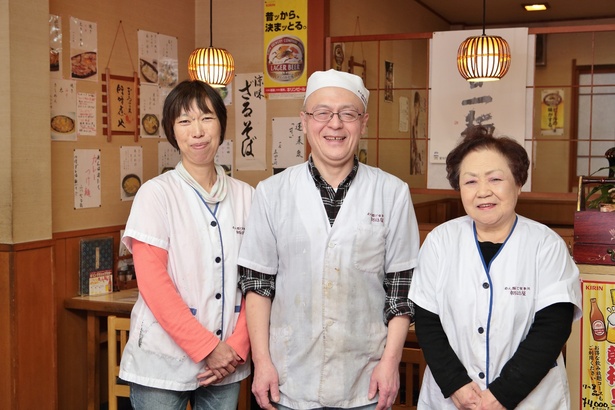 (右から)3代目店主の母・堀場敬子さん、3代目店主の剛さん、奥さんの美香さん