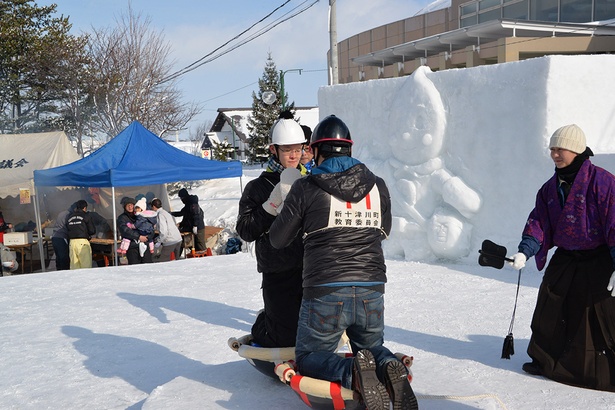 1月28日(日)に「しんとつかわ雪まつり」が開催される。写真はのメインイベントの「国際中華鍋押相撲選手権」