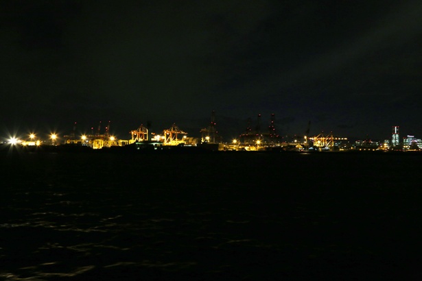 近年、人気が集まる京浜工業地帯の夜景もデッキから望むことができる
