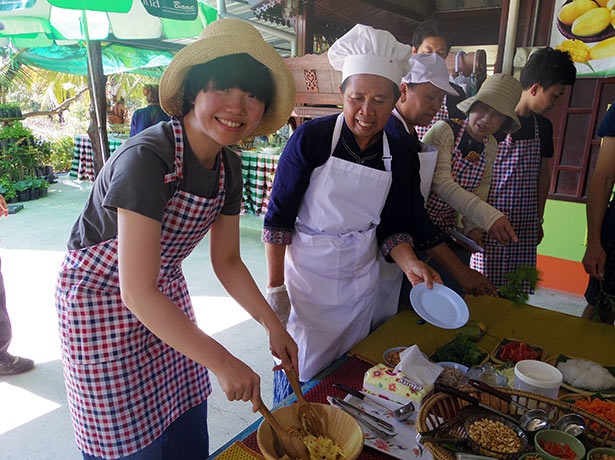 畑の見学と併せて、地元農家による料理教室も開催された