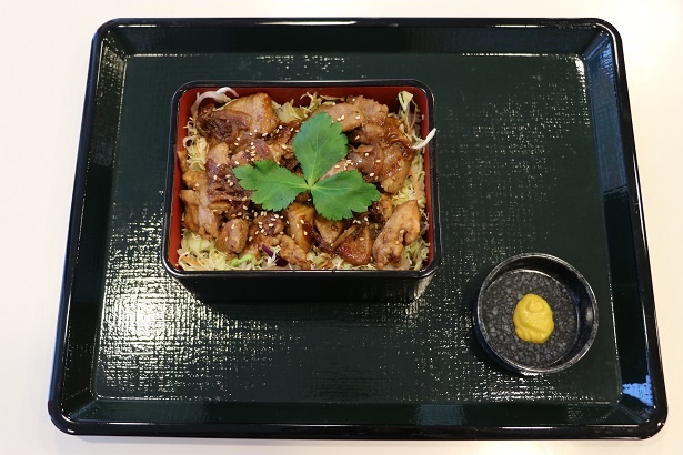 白ごまと三つ葉をトッピング