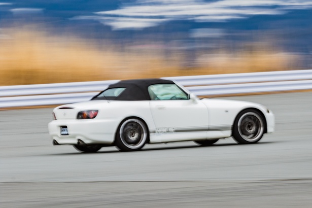 ボルトオンのスーパーチャージャーを搭載したデモカーS2000でフルスロットル