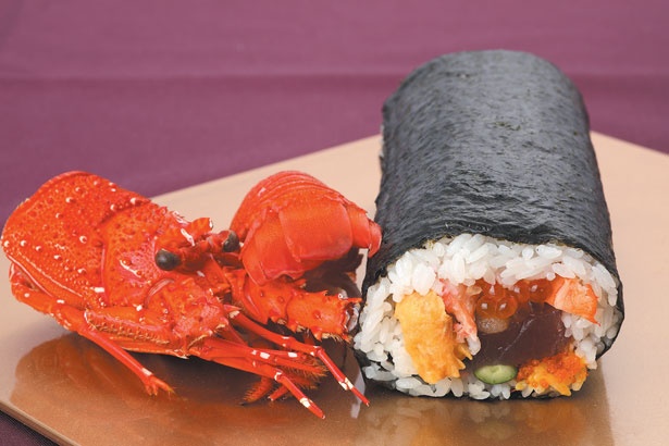 築地 竹若の「ロブスター一本丸ごと恵方巻」(5000円)。ロブスターの頭と尻尾は簡単に取り外すことができる