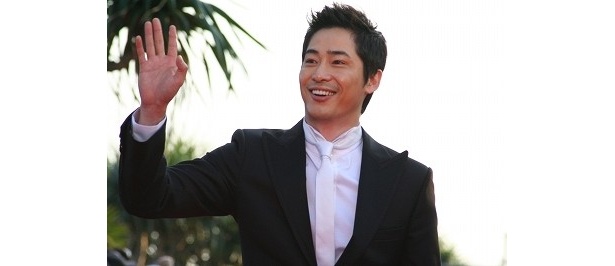 韓国の俳優カン・ジファンも観客に笑顔で応える