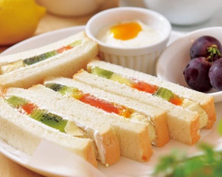 果汁あふれる虹色サンドに旬のスムージーをセット！「fruit cafe Saita! Saita!」