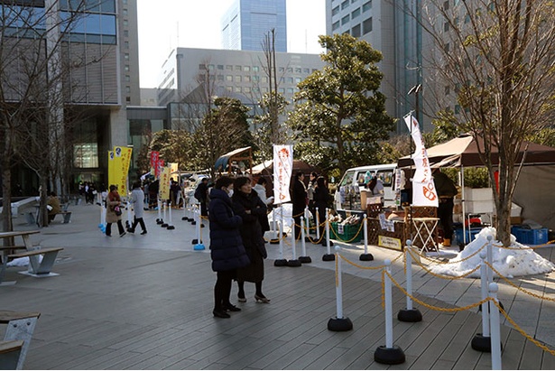 11時の開場と同時にイベント広場にはさっそく焼き芋を求める人の姿が！