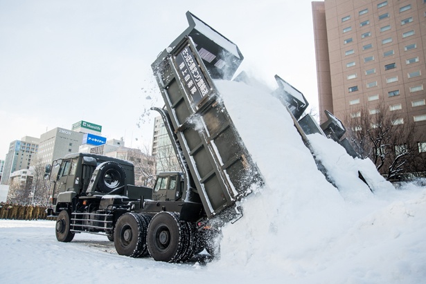 さっぽろ雪まつりはここから！　ドカンと降ろされた雪が迫力満点！「雪輸送開始式」