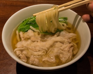 寒い日にピッタリ！麻布十番で見つけた「黒澤イズム」を継承する大人のうどん店