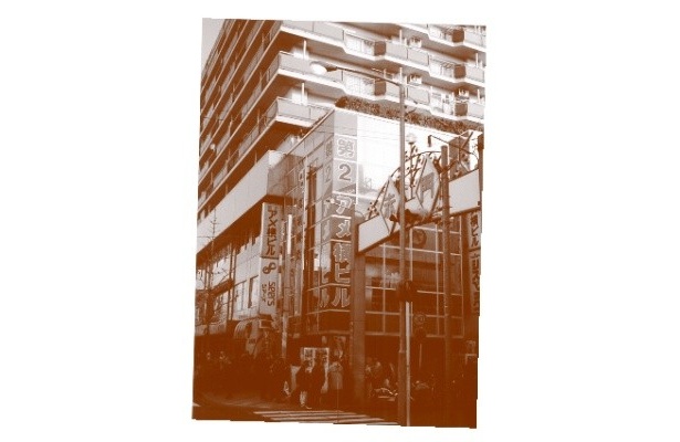 1997年12月に行われた第二アメ横ビルのガラスシート貼り看板工事