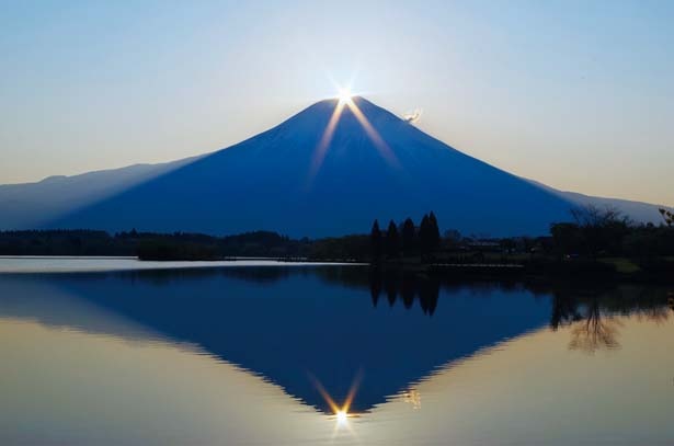 日の出と共に見られる「ダイヤモンド富士」。奇跡の瞬間を目にしよう/田貫湖