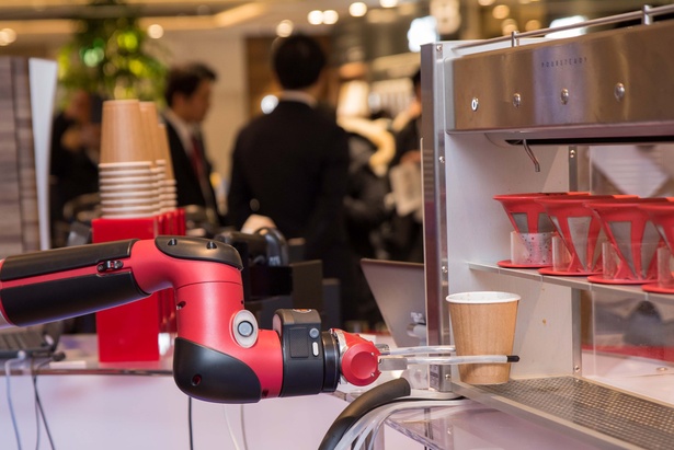 コーヒーの抽出後ソーヤーがカップを取り出す