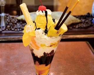 純喫茶で食べるパフェっていいよね...「珈琲館ビクター」の豪華チョコレートパフェ