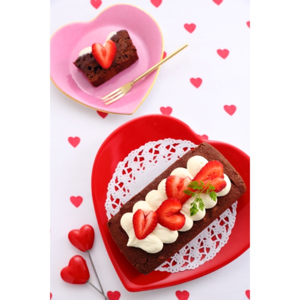 バレンタインの王道、ガトーショコラがかわいくなって登場！「ハートいちごのチョコケーキ」(1500円)