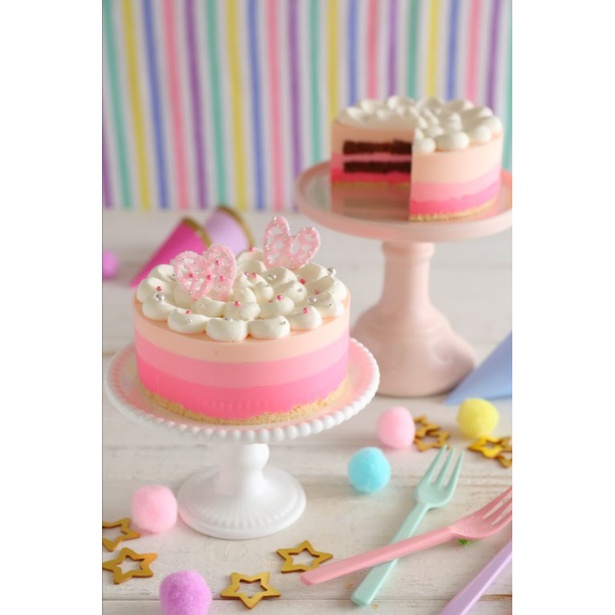 ホワイトチョコ味のムースをピンクのグラデーションに仕上げたガーリーなケーキ「ピンクのグラデーションケーキ」(2300円)