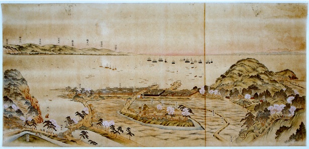 1860(万延元)年の横浜を描いた肉筆画｢横浜開港場の図｣。中央が波止場、右側が現在の山手地区。ところどころに、サクラが咲いている様子も描かれている