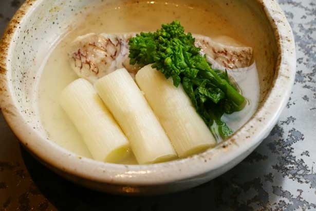 のどか一本ねぎと真鯛の酒蒸し580円/かがやきダイナー