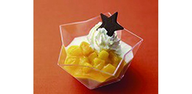 ココナッツムースの上に、果肉たっぷりのマンゴーソースがとり〜りの「星のきらめき」（420円）　※スタジオ・スターズ・レストラン