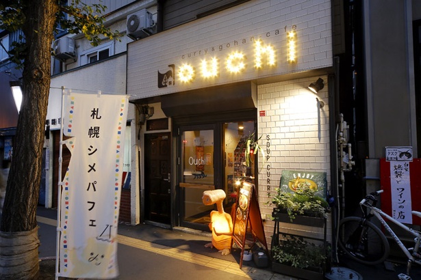 狸小路のはずれ、西7丁目に位置する店舗。「札幌シメパフェ」ののぼりが目印です