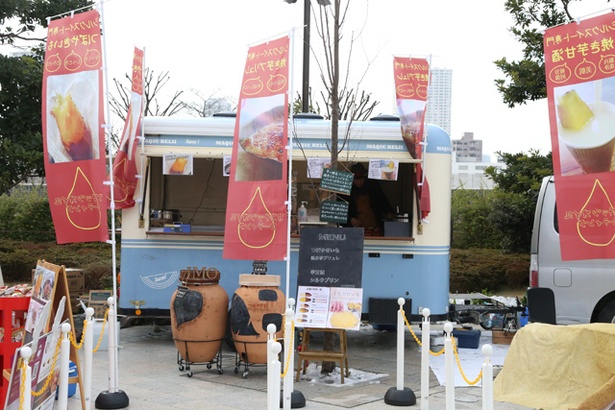 店舗前に芋を焼く壺を置いてある店も多いが、「HAPPY GATE」もその一つ。壺で焼くことで芋が甘く焼きあがるとのこと