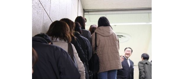 【写真】「神戸魔法の壷プリン」に長蛇の列