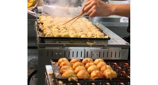 たこ焼きがおいしそうなにおいを醸し出す