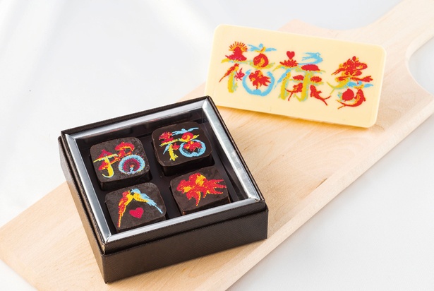 豊かな色合いの中国伝統の花文字が目を引く「花文字ボンボンショコラ」(左・4個入り1,425円)と「花文字タブレットチョコレート」(右・626円)