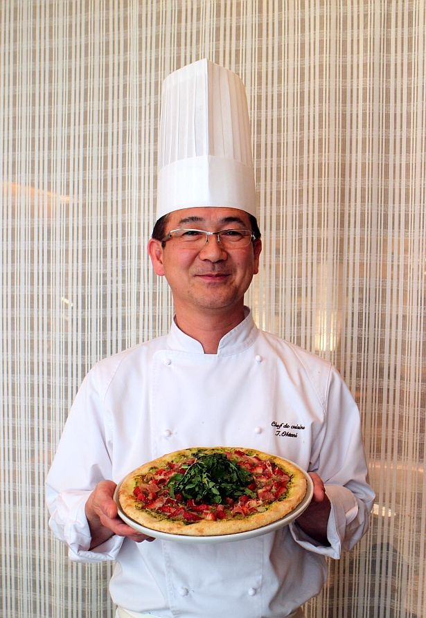 イチゴ料理は洋食料理長・大谷勇氏の技が光る！