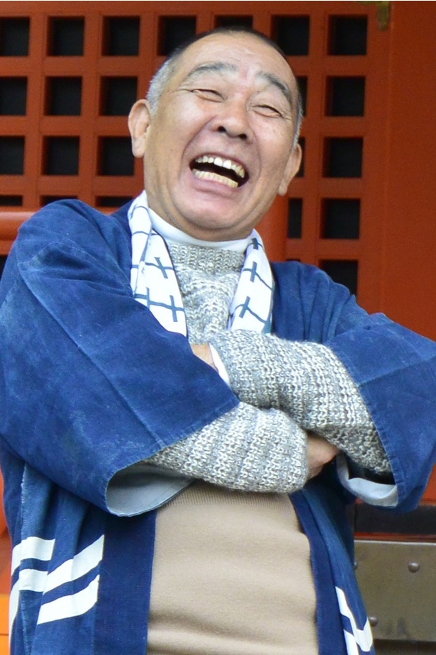 でんでんは宮大工職人役を務める