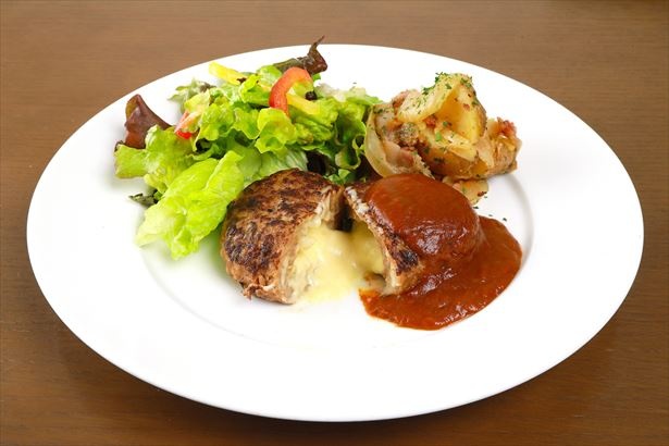 「Cream Deli」の味をイメージした、 デリカテッセン風のチーズインハンバーグとジャーマンポテトをセットにした「クリームデリプレート（1,100円税込）」を展開