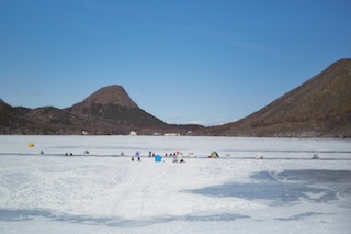榛名湖7年ぶりに全面結氷！ワカサギ釣りが解禁へ