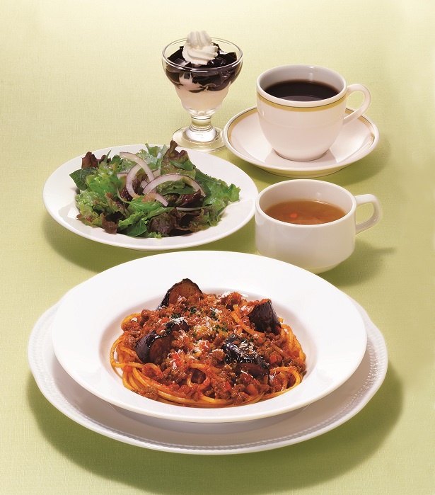 「ナスと挽き肉のボロネーゼ ランチ」(1382円)は、サラダ、スープ、ドリンク、デザート付きで楽しめる