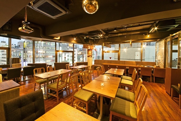 ゆったりとした空間の店内。ランチにはもちろん、夜でも利用したい