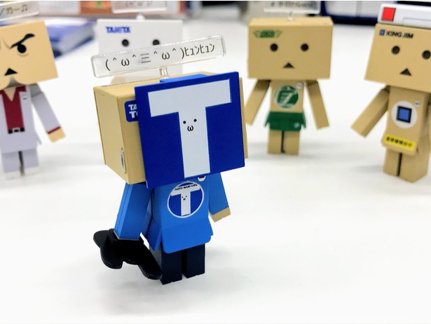 お面をつけた状態のタカラトミーダンボー
