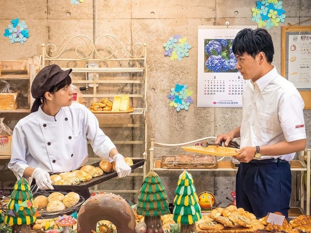 パン屋の店員・市井ふみ(深川)とバスの運転手・湯浅たもつ(山下)のほのぼのとした恋の物語