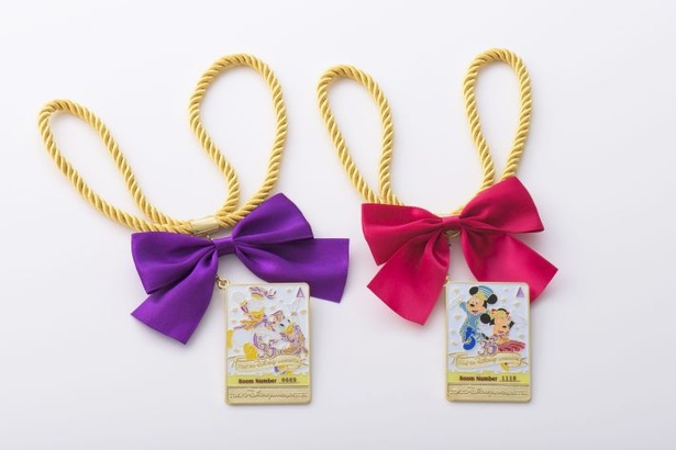 デザインの異なるオリジナルチャームが付いたカーテンタッセル