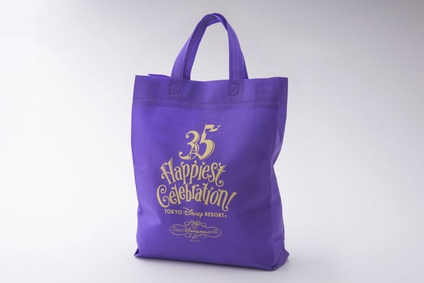 35と“Happiest Celebration！”の文字が記念品らしいオリジナルギフトバッグ