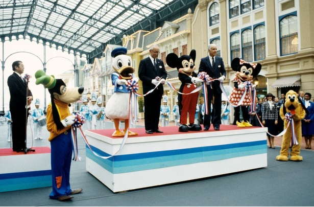 1983年4月15日の東京ディズニーランド開園テープカットセレモニーの様子