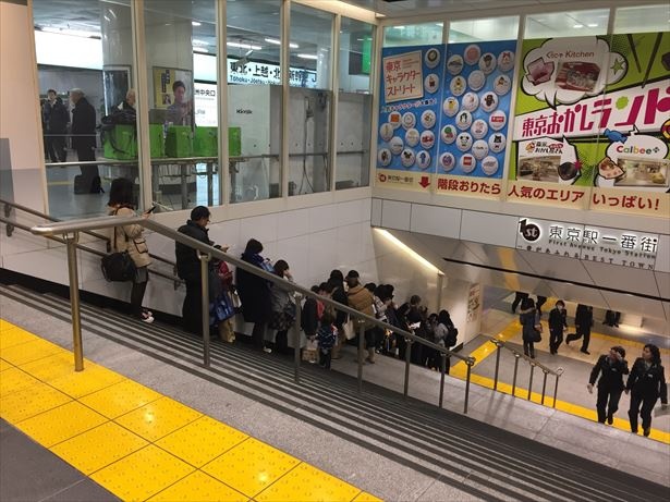 数量限定商品の整理券を求める列