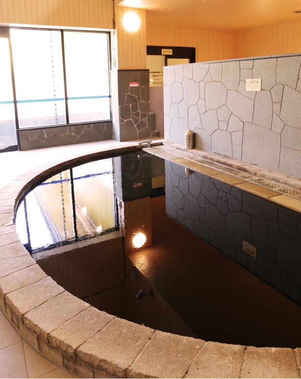 「黒湯天然温泉 みうら湯 弘明寺」で人気の｢さっぱりの湯｣内の｢大海の湯｣で黒湯を満喫したい